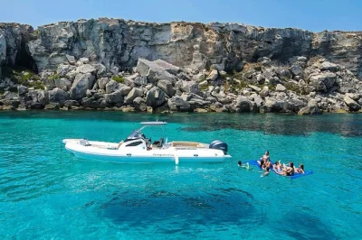 Navega desde trapani, nada en las bahías rosadas de favignana y explora el puerto tranquilo de levanzo con guía local, equipo de snorkel y bebidas incluidas.