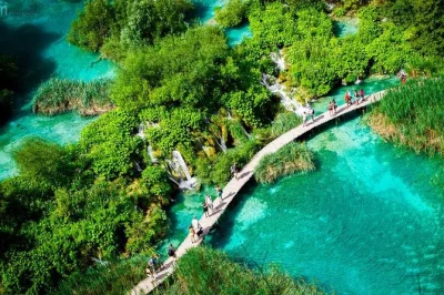 Comienza tu día en zadar, cruza bosques hasta los lagos de plitvice, evita las colas para las entradas y recorre senderos turquesa con un guía local. incluye recogida en hotel y paseo en barco panor