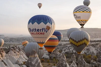 Vuela sobre los valles surrealistas de cappadocia en un paseo en globo al amanecer, con recogida en hotel, pilotos expertos y una pequeña celebración al aterrizar.