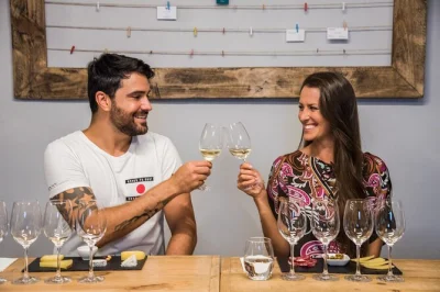 Descubra os vinhos catalães em barcelona com um sommelier local, prove variedades espanholas, queijos e petiscos típicos, e tire todas suas dúvidas.