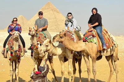 Descubre las pirámides de giza y la esfinge, entra en las pirámides, disfruta un paseo en camello por el desierto y almuerza en un restaurante local. recogida en hotel incluida.
