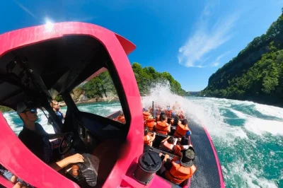 Siente la adrenalina en un paseo en lancha rápida sin techo por niagara gorge, con rápidos salvajes, guías locales expertos y salpicaduras garantizadas. incluye equipo de seguridad y narración en 