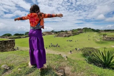Scopri l’energia antica di monte albán, rilassati nelle piscine naturali di hierve el agua, assaggia il vero mezcal e incontra i tessitori di teotitlán. include pickup e ingressi.