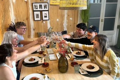 Erlebe barcelonas la boqueria markt, koche meeresfrüchte-paella mit einem profi, probiere 10 tapas mit wein und genieße ein mittagessen in einem historischen apartment.