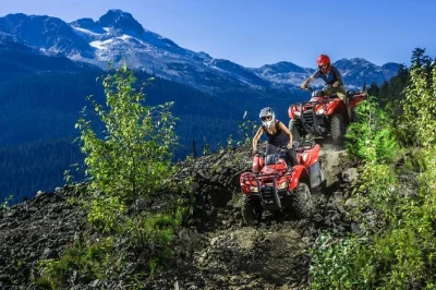 Vivez l’adrénaline de la vallée de callaghan à whistler lors d’une balade en quad sur des sentiers étroits, au cœur de forêts anciennes, avec une halte à la mine d’or northair. Équipemen