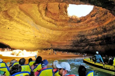 Albufeira, cuevas de benagil y avistamiento de delfines: navega por la costa del algarve con guía local y descuentos exclusivos.