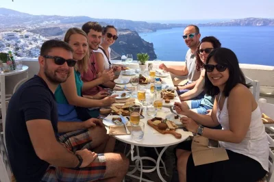Découvrez santorin en commençant par firostefani, suivez le sentier de la caldeira jusqu’à fira, dégustez meze, souvlaki, douceurs et bière locale avec un guide passionné.