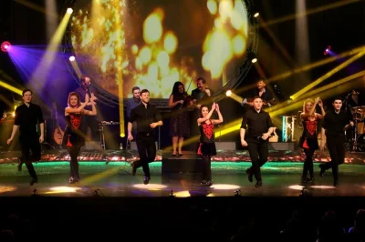 Sinta a energia do trad on the prom em galway — música irlandesa ao vivo, dançarinos campeões e lendas locais. portas abrem às 20h, com assentos acessíveis e reserva fácil.