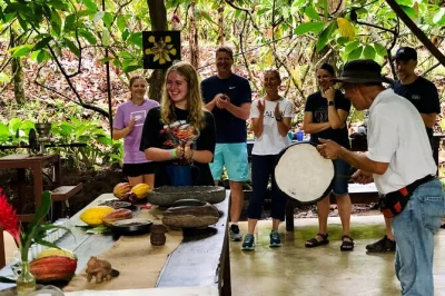 La fortuna, tour do chocolate eden: sinta o aroma do cacau, toste os grãos e faça bombons artesanais com guia local. reserve já sua vaga!