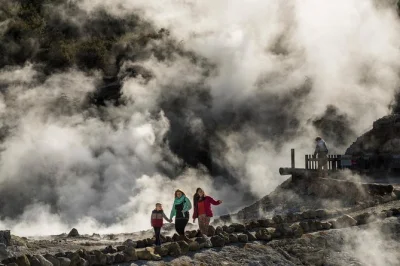 Découvrez rotorua et hell’s gate : balade au cœur des sources chaudes, initiation à la sculpture maorie et immersion dans la boue aux vertus guérisseuses. visite guidée ou libre.
