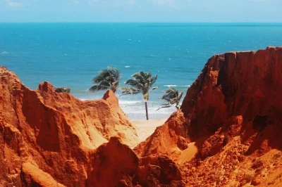 Découvrez les falaises colorées de morro branco, les sources fraîches de praia das fontes et la charmante canoa quebrada depuis fortaleza. transport climatisé et guide inclus pour une journée dé