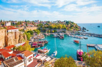 Sinta a brisa nas cachoeiras de duden, explore as ruas charmosas do centro histórico de antalya e relaxe num passeio de barco — com traslado e almoço incluídos.