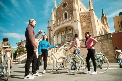 Siente el pulso de madrid en bici vintage—plaza mayor, palacio real, mercado de san miguel—con guía local, grupo reducido y todo el equipo incluido.