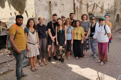 Explore mumbai com um passeio guiado pelo dharavi, conheça de perto a lavanderia ao ar livre dhobighat e veja os dabbawallas entregando marmitas. inclui transporte público.