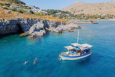 Saia de lindos de barco, nade na baía de navarone, relaxe na praia de agathi e aproveite um almoço típico à beira-mar. tour familiar inclui equipamento de snorkel e fácil ponto de encontro.