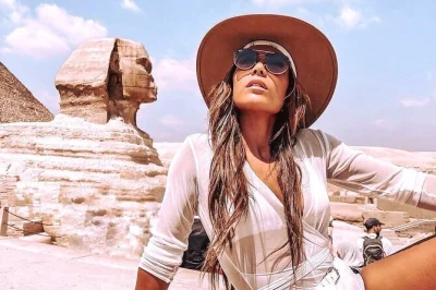 Descubre las pirámides de giza desde dentro, conoce la esfinge de cerca y explora antiguas tumbas en una excursión completa con guía egiptólogo, recogida en hotel y almuerzo incluido.