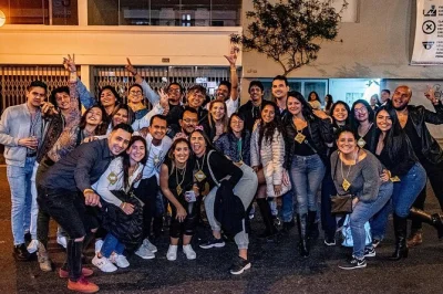Découvrez la vie nocturne de miraflores à lima avec un bar crawl : shots offerts, jeux en groupe et entrée en club. guides trilingues et promos exclusives sur les boissons.