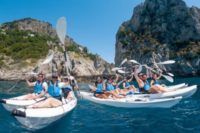 Explore a costa selvagem de capri de caiaque, nade em grutas cristalinas, ouça lendas da ilha com seu guia e receba fotos em gopro — tudo incluso, ideal para iniciantes.