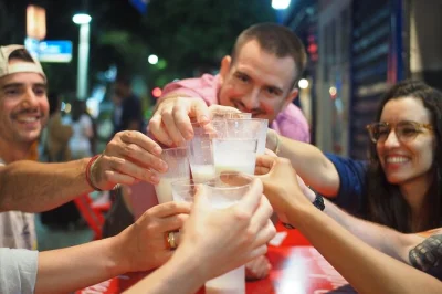Erlebe rios echte carioca-bar-kultur bei einer food & drink tour durch copacabana – lgbtqia+ freundlich, mit lokalem guide und allen verkostungen inklusive.