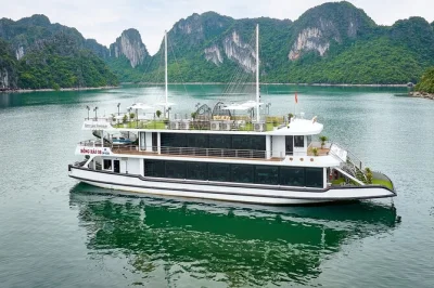 Découvrez la baie d’ha long en croisière de luxe avec déjeuner buffet, kayak à la grotte luon et visite de l’île titop. guide anglophone et transfert depuis hanoï inclus.