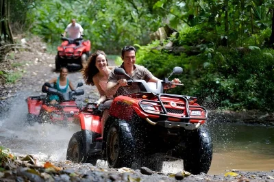 Disfruta un paseo en atv por bali entre arrozales, senderos selváticos y pueblos tradicionales. incluye recogida, almuerzo y guía local experto.