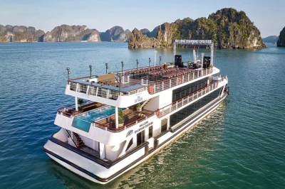 Descubre la bahía de halong en un crucero diamond 5 estrellas con visita a cuevas, isla titop, kayak y almuerzo buffet. incluye recogida en hanoi y guía en inglés.