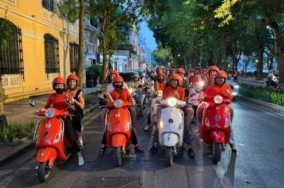 Vive la noche de hanoi en vespa con guías en ao dai, disfruta de la mejor comida local, cruza el puente long bien y siente la emoción del tren pasando cerca—incluye recogida.