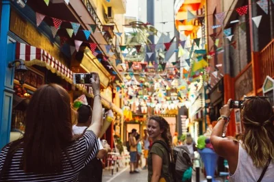 Descubra os bairros criativos de atenas em um tour privado a pé. suba o morro strefi, explore os cantos animados de psirri e visite espaços de arte locais com um guia – roteiro flexível.