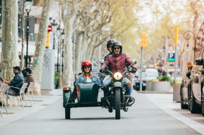 Sinta a brisa de barcelona em um passeio privado de sidecar, com busca no hotel, paradas nas obras de gaudí reconhecidas pela unesco e guia local—com áudio no capacete e caminhadas leves.
