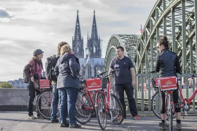 Découvrez cologne à vélo en petit groupe, entre cathédrale, traversée du rhin et balade dans la vieille ville avec un guide local – vélo inclus.