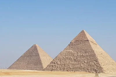 Acorde cedo para um passeio de um dia a cairo saindo de hurghada — visite as pirâmides, a esfinge e o museu egípcio com um egiptólogo licenciado, incluindo almoço e transfer do hotel.