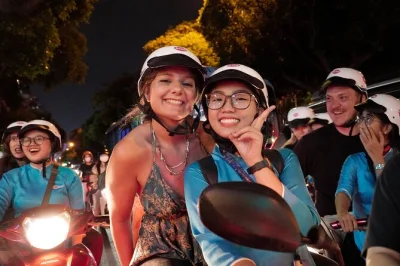 Erlebe saigons lebhafte nachtstraßen mit einer lokalen fahrerin, koste echtes streetfood und entdecke versteckte ecken. inklusive hoteltransfer und leichtem abendessen.