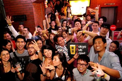 Vive la energía de la noche en tokyo recorriendo los bares y clubs de roppongi, con chupitos gratis, ofertas en bebidas, juegos y fotos incluidas. ideal para ir solo o con amigos.