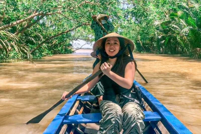 Entdecke das mekong-delta mit vinh trang pagode, kokosnuss-süßigkeiten, bootstouren durch stille kanäle und einem banh xeo kochkurs. abholung direkt in saigon inklusive.