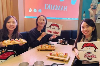 Aprenda a fazer sushi em tóquio com chefs locais. aula prática, histórias culturais e menu flexível para todos os gostos. reserve com segurança.