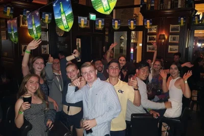 Scopri la movida del bermuda dreieck di vienna, incontra locali e viaggiatori, gioca a bevute e finisci a ballare in uno dei migliori club—con drink e ingresso inclusi.