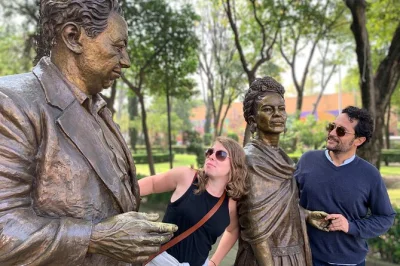 Vivi coyoacán con una guida locale, assaggia churros e tostadas nei mercati vivaci e visita il museo frida kahlo con biglietto incluso. scopri il quartiere a tuo ritmo.