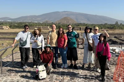 Scopri teotihuacan con un piccolo gruppo e guida locale. visita le piramidi del sole e della luna con trasferimento incluso da città del messico.