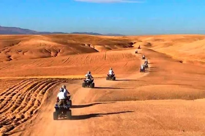 Découvrez le désert d’agafay au coucher du soleil avec quad, balade à dos de chameau, dîner marocain et musique live. prise en charge à marrakech et guide local inclus pour une soirée détente