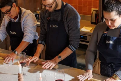 Descubre la cocina vibrante de palermo con una clase práctica de cocina argentina, guiada por chefs de un restaurante con estrella michelin. incluye almuerzo y maridaje de vinos.