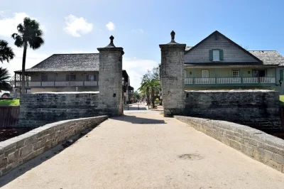 Découvrez l’histoire de st. augustine lors d’une balade guidée : vues sur le port, castillo de san marcos et ruelles anciennes, tout compris.