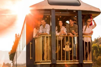 Viaje no trem hiram bingham de cusco a machu picchu, com refeições gourmet, tour guiado pelas ruínas e transfers exclusivos. inclui traslado e chá da tarde.