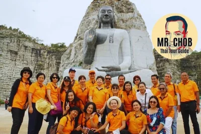 Inizia la tua giornata a bangkok con una guida privata, visita il grand palace, wat pho e il mercato dei fiori pak klong talad. include pick-up in hotel e consigli locali.