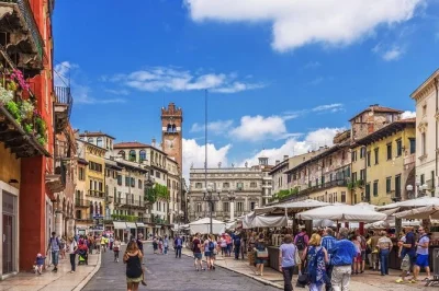 Descubre las calles antiguas de verona, visita el balcón de julieta y recorre los pintorescos pueblos del lago de garda en una excursión de día completo desde milán con tour a pie incluido.