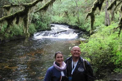 Descubre la selva de ketchikan, escucha historias en el parque de tótems y recorre senderos tranquilos con un guía local. incluye recogida en el puerto, snack y grupos reducidos.