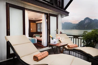 Descubre la bahía de halong con sus picos de piedra caliza, aprende cocina vietnamita y explora la cueva sung sot. incluye traslado, comidas y noche en cabina.