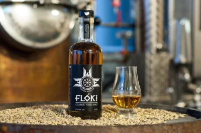 Descubra a destilaria eimverk em reykjavík com um tour em grupo pequeno, prove os whiskies islandeses flóki, ouça histórias locais e aproveite uma degustação guiada com reserva incluída.