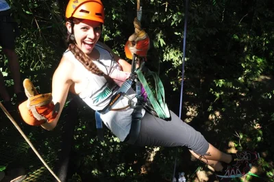 Vivez l’adrénaline des tyroliennes près de manuel antonio avec transfert hôtel, guides locaux, balancement tarzan, rappel et repas frais. aventure proche de quepos—transferts faciles.