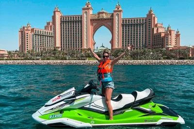 Scopri dubai in jet ski, passando accanto al burj al arab e atlantis the palm con una guida locale. include briefing sicurezza, acqua in bottiglia e foto gratis.