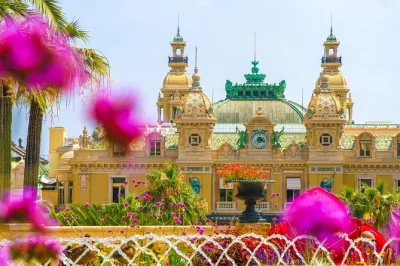 Ab nice durch die mittelalterlichen gassen von eze schlendern, eine echte parfümfabrik entdecken und monacos altstadt sowie das casino in monte carlo erleben. inklusive hotelabholung und guide.